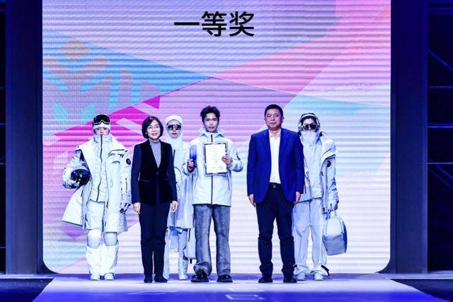 中原工學(xué)院校友汪子豪榮獲2025年第九屆亞冬會服裝設(shè)計大賽全國一等獎:服裝設(shè)計

