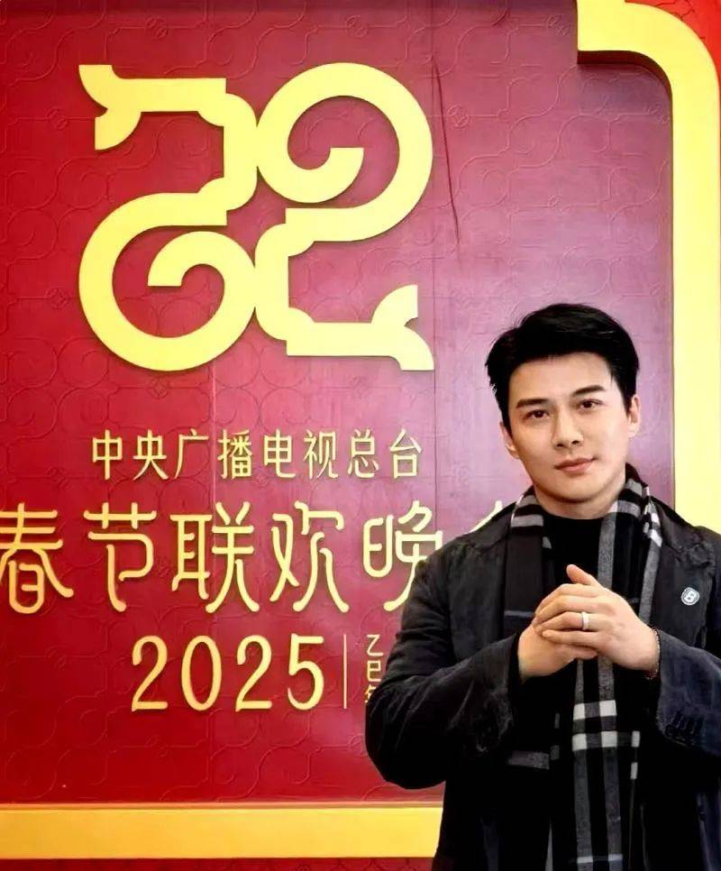 連續(xù)7年上春晚<strong></p>
<p>服裝設(shè)計(jì)
</strong>！這些節(jié)目的服裝設(shè)計(jì)來自柳州設(shè)計(jì)師陽東霖:服裝設(shè)計(jì)
