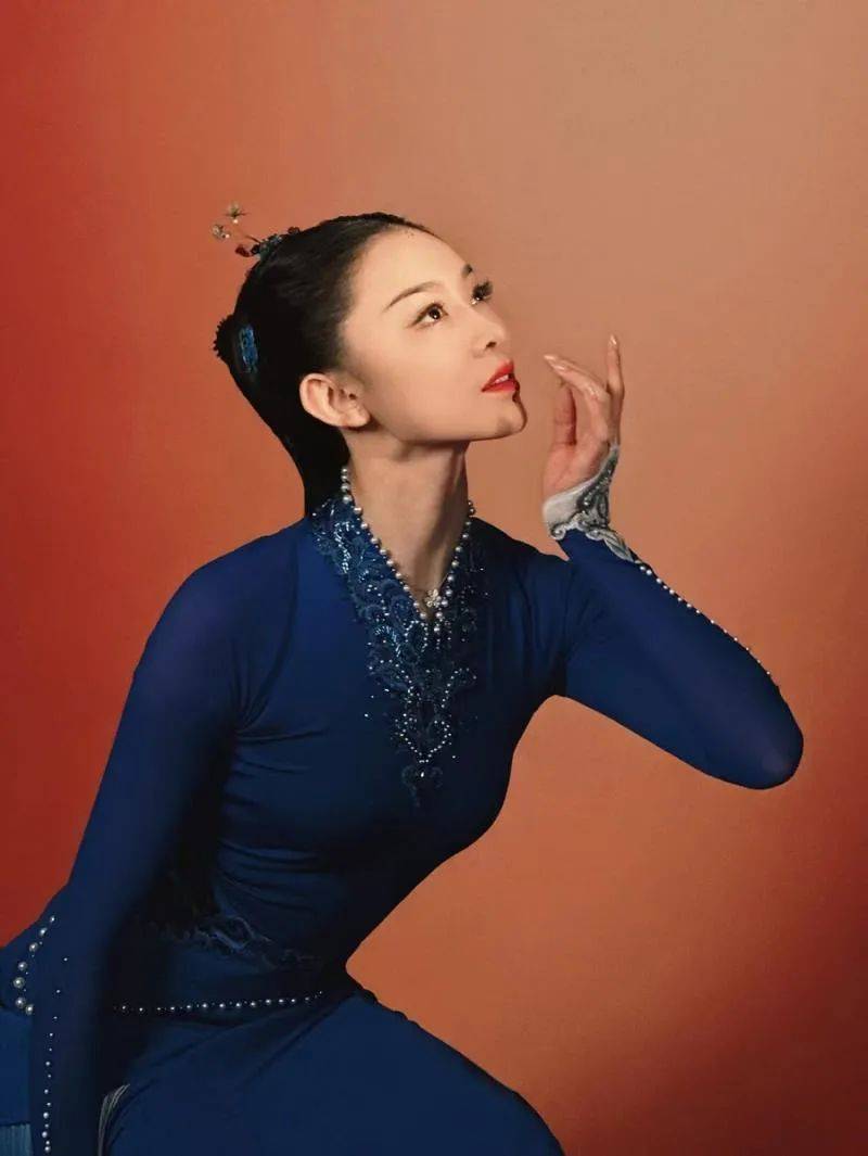 連續(xù)7年上春晚<strong></p>
<p>服裝設(shè)計(jì)
</strong>！這些節(jié)目的服裝設(shè)計(jì)來自柳州設(shè)計(jì)師陽東霖:服裝設(shè)計(jì)
