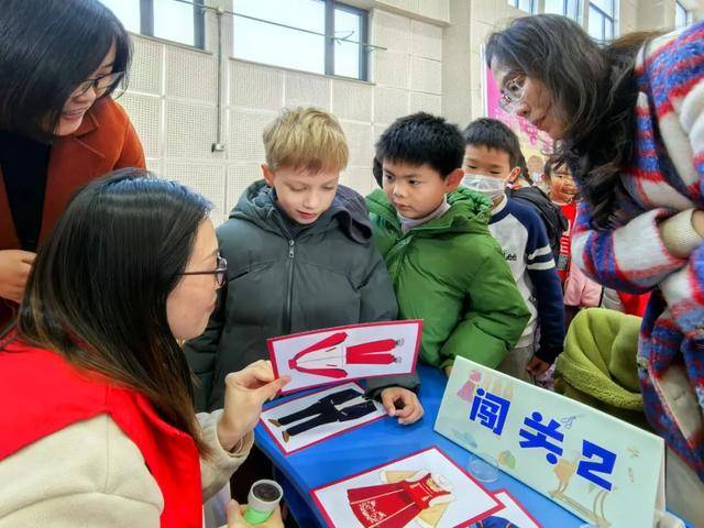 邊玩邊學(xué)！學(xué)期末<strong></p>
<p>服裝設(shè)計(jì)
</strong>，松江這所小學(xué)“開”出創(chuàng)意服裝設(shè)計(jì)店:服裝設(shè)計(jì)
