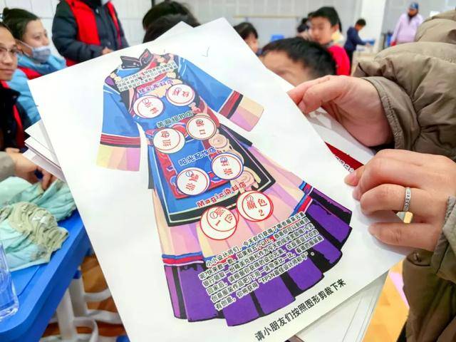 邊玩邊學(xué)！學(xué)期末<strong></p>
<p>服裝設(shè)計(jì)
</strong>，松江這所小學(xué)“開”出創(chuàng)意服裝設(shè)計(jì)店:服裝設(shè)計(jì)
