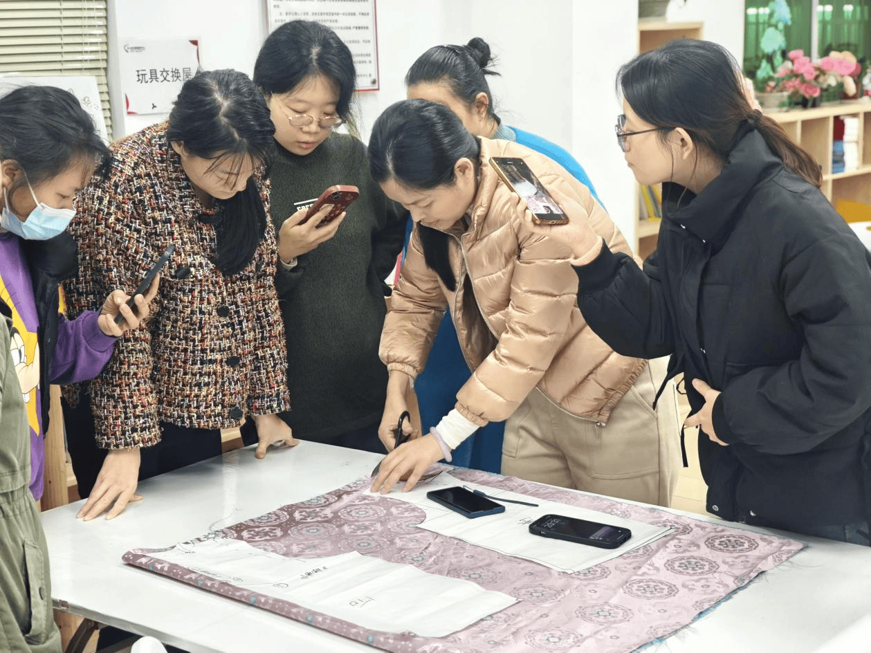 挖掘女性潛能<strong></p>
<p>服裝設計
</strong>，展現(xiàn)“她”之美！大浪街道新石社區(qū)舉辦婦女服裝設計工作坊活動:服裝設計
